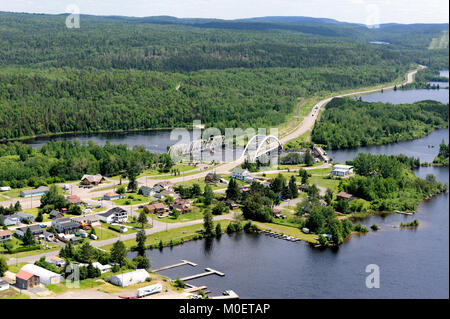 Dies ist eine Luftaufnahme des Latchford Damm, zwischen Bay Lake und die Montreal River Stockfoto