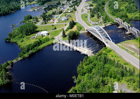 Dies ist eine Luftaufnahme des Latchford Damm, zwischen Bay Lake und die Montreal River Stockfoto