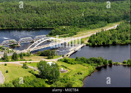 Dies ist eine Luftaufnahme des Latchford Damm, zwischen Bay Lake und die Montreal River Stockfoto