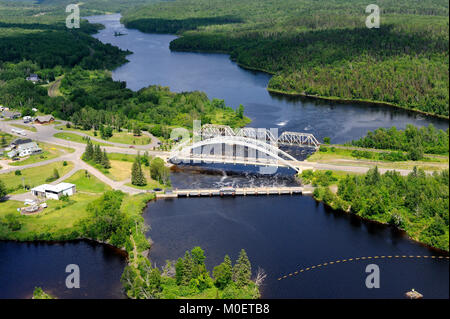 Dies ist eine Luftaufnahme des Latchford Damm, zwischen Bay Lake und die Montreal River Stockfoto