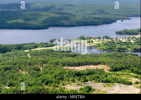 Dies ist eine Luftaufnahme des Latchford Damm, zwischen Bay Lake und die Montreal River Stockfoto