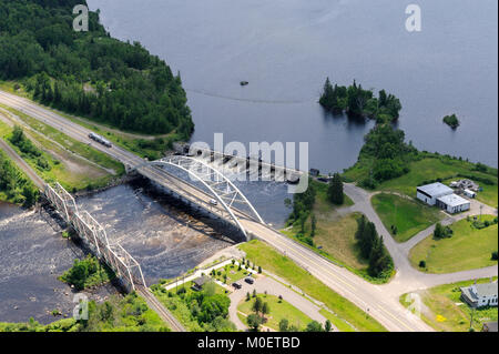 Dies ist eine Luftaufnahme des Latchford Damm, zwischen Bay Lake und die Montreal River Stockfoto