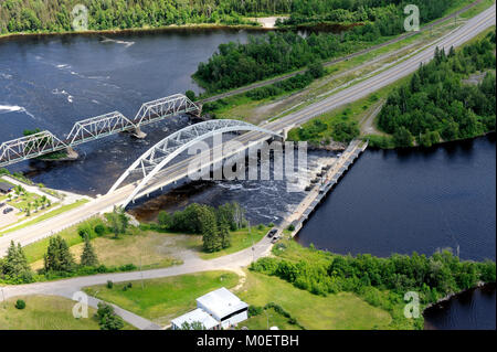 Dies ist eine Luftaufnahme des Latchford Damm, zwischen Bay Lake und die Montreal River Stockfoto