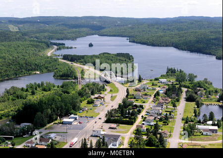 Dies ist eine Luftaufnahme des Latchford Damm, zwischen Bay Lake und die Montreal River Stockfoto