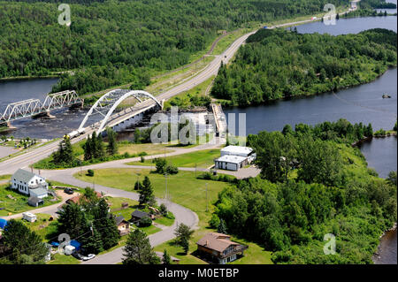 Dies ist eine Luftaufnahme des Latchford Damm, zwischen Bay Lake und die Montreal River Stockfoto