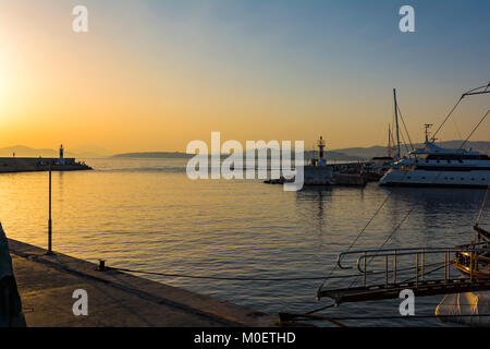 Athen, Griechenland, 17. September 2017: Fischer bei Sonnenuntergang in Alimos Marina in Athen, Griechenland. Stockfoto