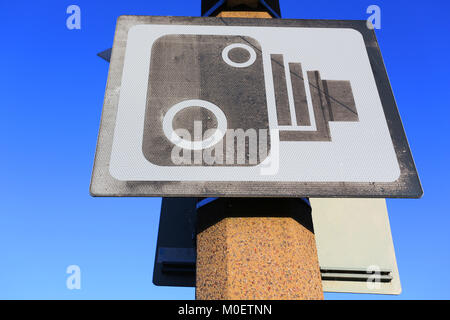 Geschwindigkeit oder Sicherheit Kamera Public Signage vor blauem Himmel Stockfoto