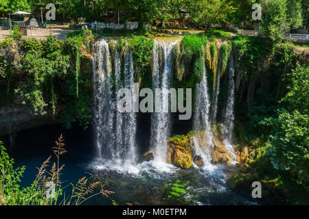 Blick auf den Wasserfall obere Duden in der Stadt Antalya. Stockfoto