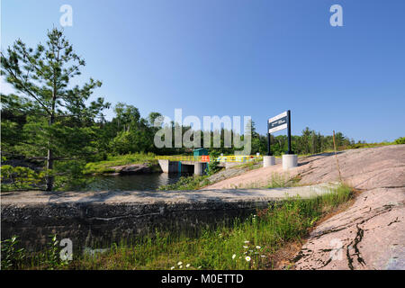 Die kleine Chaudiere Dam ist einer von drei Staudämmen Steuerung der Wasser bilden Nipissing See der französischen Fluss Stockfoto