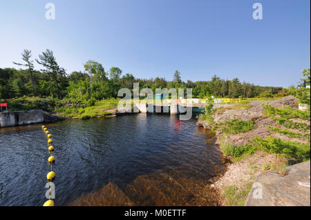 Die kleine Chaudiere Dam ist einer von drei Staudämmen Steuerung der Wasser bilden Nipissing See der französischen Fluss Stockfoto