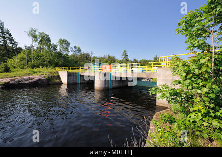 Die kleine Chaudiere Dam ist einer von drei Staudämmen Steuerung der Wasser bilden Nipissing See der französischen Fluss Stockfoto