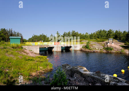 Die kleine Chaudiere Dam ist einer von drei Staudämmen Steuerung der Wasser bilden Nipissing See der französischen Fluss Stockfoto