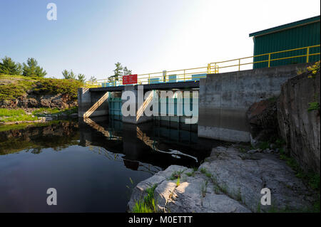 Die kleine Chaudiere Dam ist einer von drei Staudämmen Steuerung der Wasser bilden Nipissing See der französischen Fluss Stockfoto