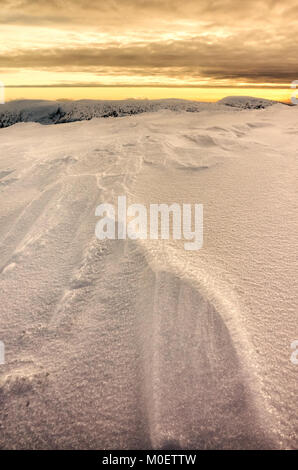 Winter verschneite Landschaft bei Sonnenuntergang, Natur Hintergrund. Stockfoto