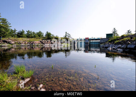 Die kleine Chaudiere Dam ist einer von drei Staudämmen Steuerung der Wasser bilden Nipissing See der französischen Fluss Stockfoto