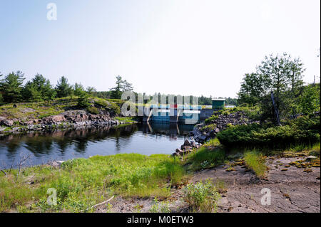 Die kleine Chaudiere Dam ist einer von drei Staudämmen Steuerung der Wasser bilden Nipissing See der französischen Fluss Stockfoto