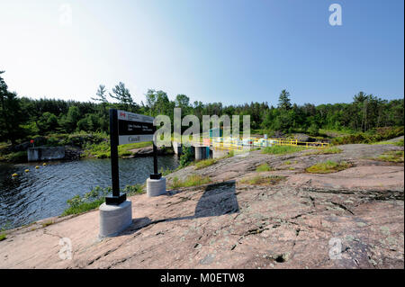 Die kleine Chaudiere Dam ist einer von drei Staudämmen Steuerung der Wasser bilden Nipissing See der französischen Fluss Stockfoto