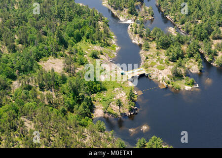 Dies ist eine Luftaufnahme des Kleinen Chaudiere Damm, die den Durchfluss von Nipissing See der französischen Fluss Stockfoto