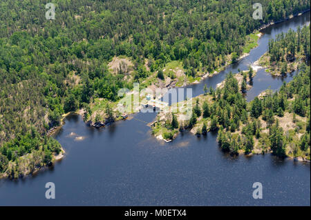 Dies ist eine Luftaufnahme des Kleinen Chaudiere Damm, die den Durchfluss von Nipissing See der französischen Fluss Stockfoto