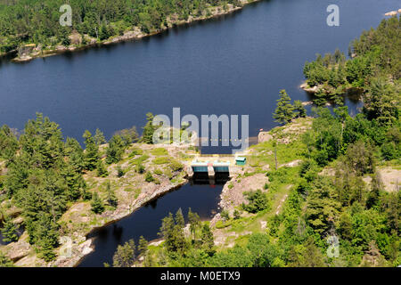 Dies ist eine Luftaufnahme des Kleinen Chaudiere Damm, die den Durchfluss von Nipissing See der französischen Fluss Stockfoto