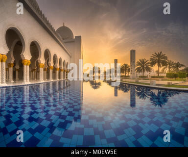 Blick auf die Sheikh Zayed Grand Moschee von Wasser Stockfoto