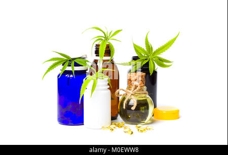 Marihuana Ölflaschen und treibt isoliert auf weißem Stockfoto