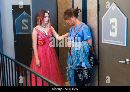 Lady Bird ist ein 2017 amerikanische Komödie - Drama Film geschrieben und von Greta Gerwig, Regie und Hauptdarsteller Saoirse Ronan, Laurie Metcalf, Tracy Letts, Lucas Hecken, Timothée Chalamet, Beanie Feldstein, Stephen McKinley Henderson, und Lois Smith. Dieses Foto ist nur für den redaktionellen Gebrauch bestimmt und unterliegen dem Copyright der Film Company und/oder der Fotograf durch den Film oder die Produktion Firma zugewiesen und kann nur reproduziert durch Veröffentlichungen im Zusammenhang mit der Förderung der oben genannten Film. Eine obligatorische Gutschrift auf dem Film Firma ist erforderlich. Der Fotograf sollte auch angerechnet werden, wenn bekannt. Stockfoto