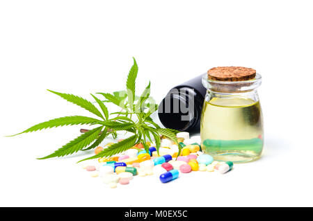 Marihuana Öl, treibt mit medizinischen Pillen isoliert auf weißem Stockfoto