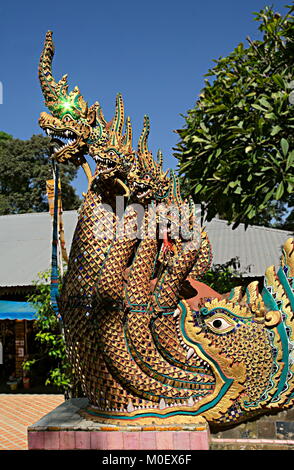 Nahaufnahme eines Naga auf der Basis der Treppen zum Tempel Wat Phra That Doi Suthep, Chiang Mai, Thailand. Stockfoto