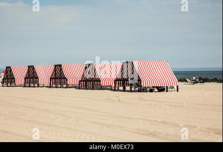 Rot gestreifte Cabanas am Cape May Beach Landscape, New Jersey, Ostküste, USA, 2017, Amerikanische Meereslandschaften, Strandszenen Küstenlandschaft, Meer Stockfoto