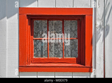 Red Boathouse Row Fenster mit einer Spitze Vorhang, Arapiraca, Upstate New York, USA, historische Canandaigua City Pier Boathouse Row, Finger Lakes Stockfoto