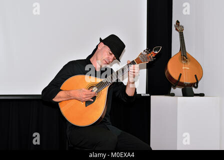 Portugiesische Musikers Joao Cuna spielen der Guitarra Portuguesa Stockfoto