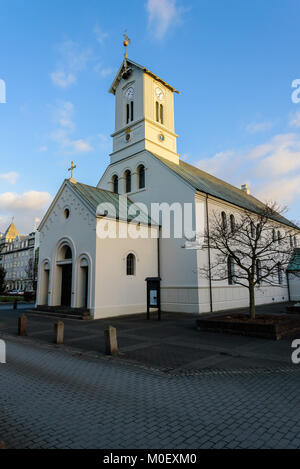 REYKJAVIK, Island. Domkirkjan, Reykjavik lutherischen Kathedrale. Domkirkjan wurde erstmals offiziell von der Lutherischen Kirche von Island gebilligt Stockfoto