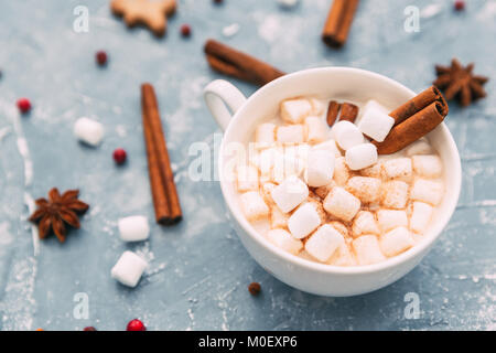 Heiße Schokolade mit Marshmallows, Gingerbread Man und weihnachtliche Gewürze Stockfoto