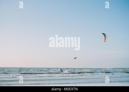 Kitesurfer im Ozean, IJmuiden, Niederlande Stockfoto