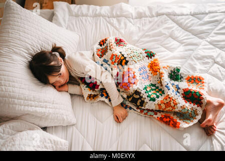 Mädchen liegt im Bett mit einem nap Stockfoto