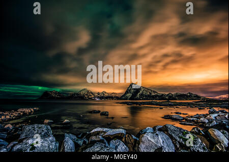 Nordlicht und Berglandschaft, Napp, Flakstad, Lofoten, Nordland, Norwegen Stockfoto