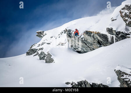 Freeride Skifahrer von einer Klippe zu springen, Alpen, Kitzsteinhorn, Salzburg, Österreich Stockfoto