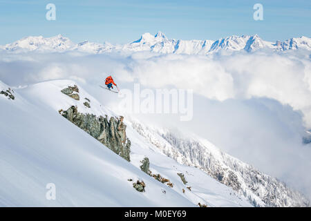 Freeride Skifahrer von einer Klippe zu springen, Alpen, Kitzsteinhorn, Salzburg, Österreich Stockfoto