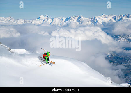 Freeride Skifahrer von einer Klippe zu springen, Alpen, Kitzsteinhorn, Salzburg, Österreich Stockfoto