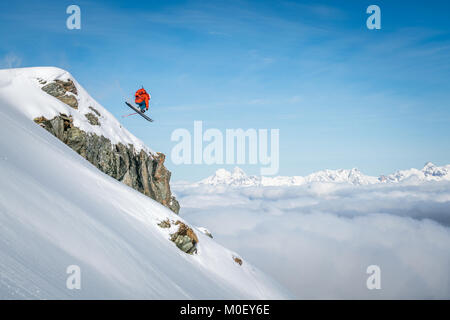 Freeride Skifahrer von einer Klippe zu springen, Alpen, Kitzsteinhorn, Salzburg, Österreich Stockfoto