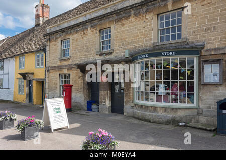 Whitehall Hofladen in Lacock speichert und Post, High Street, Lacock, Wiltshire, England, Vereinigtes Königreich Stockfoto