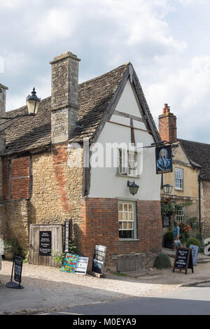 Das George Inn aus dem 14. Jahrhundert, West Street, Lacock, Wiltshire, England, Vereinigtes Königreich Stockfoto