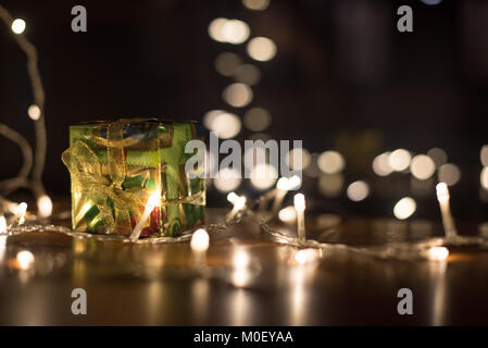 Verpackt Weihnachten Geschenk und Lichterketten Stockfoto