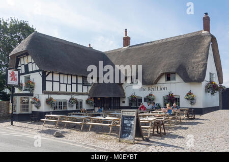 17. Jahrhundert das Red Lion Pub, High Street, Avebury, Wiltshire, England, Vereinigtes Königreich Stockfoto