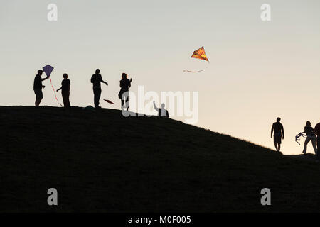 Menschen fliegen Drachen, Gasworks Park, Seattle, Washington, USA Stockfoto