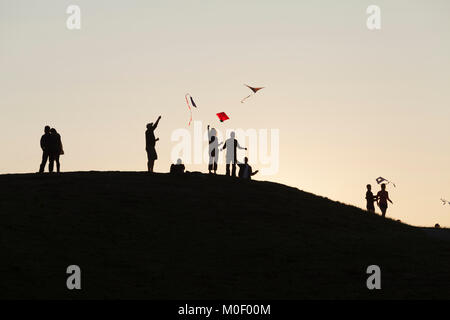 Menschen fliegen Drachen, Gasworks Park, Seattle, Washington, USA Stockfoto