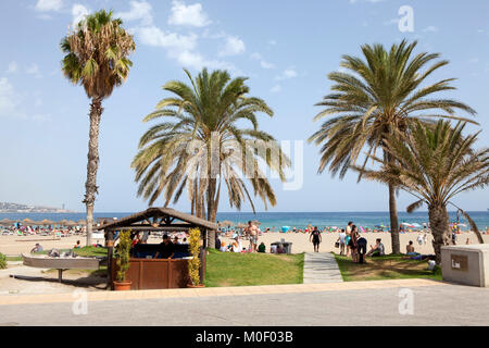 Sonnenanbeter, Touristen und Einheimische genießen die Sonne, Sand und Meer an der Playa de La Malagueta Beach Malaga, Costa del Sol in Spanien im Sommer Stockfoto