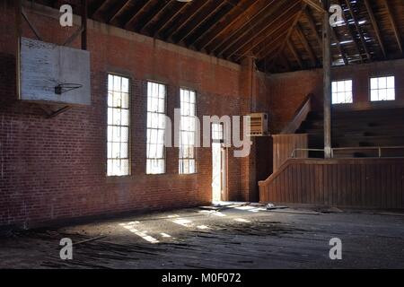 Alte basketball Fitnessraum Stockfoto