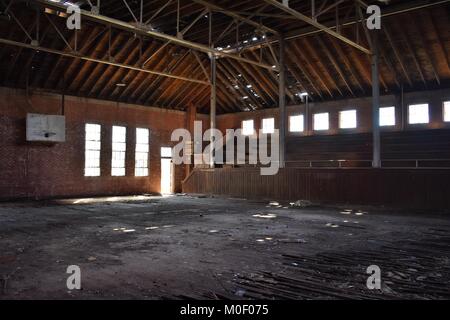 Alten, verlassenen Turnhalle Stockfoto